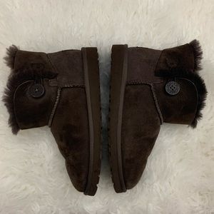 UGG CHOCOLATE MINI BAILEY BUTTON BOOTS, SIZE US 4